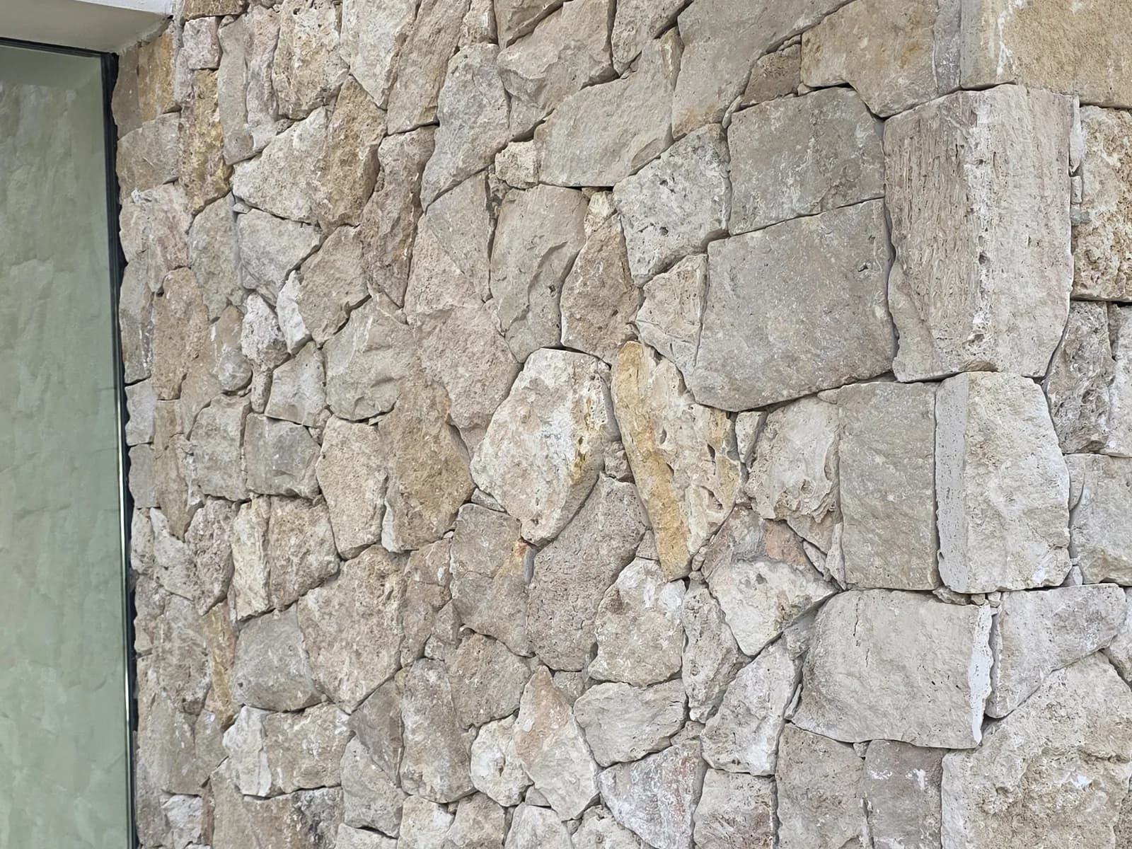 Chapado de piedra natural colocado por Solteana en una obra de Málaga